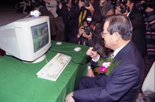 3-2. 특허넷개통식 김종필 총리참석사진(Ktv e영상역사관) 19990106.jpg