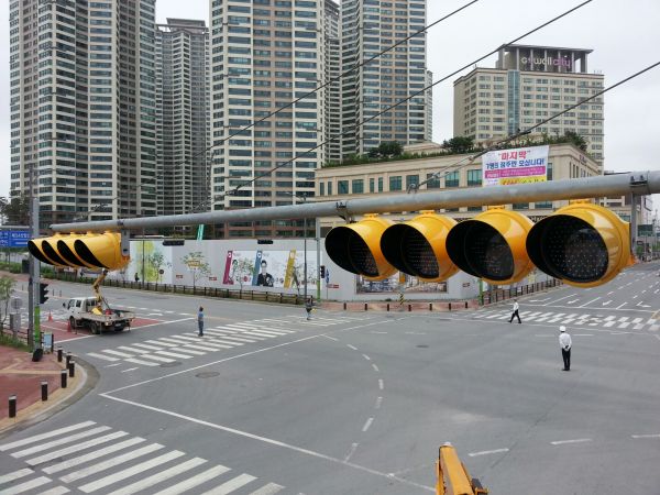 5-1. 전국 최초 안전색 신호등 시범설치(2013.5. 청주시 제공).jpg