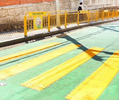 5-4-1. 동작구 방호울타리와 노란색 횡단보도 385x323.jpg